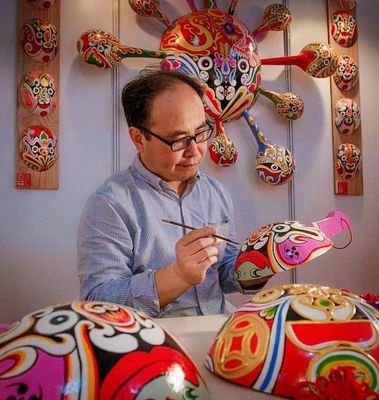 来自陕西的这位“花脸张”可不一般,他的社火脸谱火了,竟被卢浮宫博物馆选用
